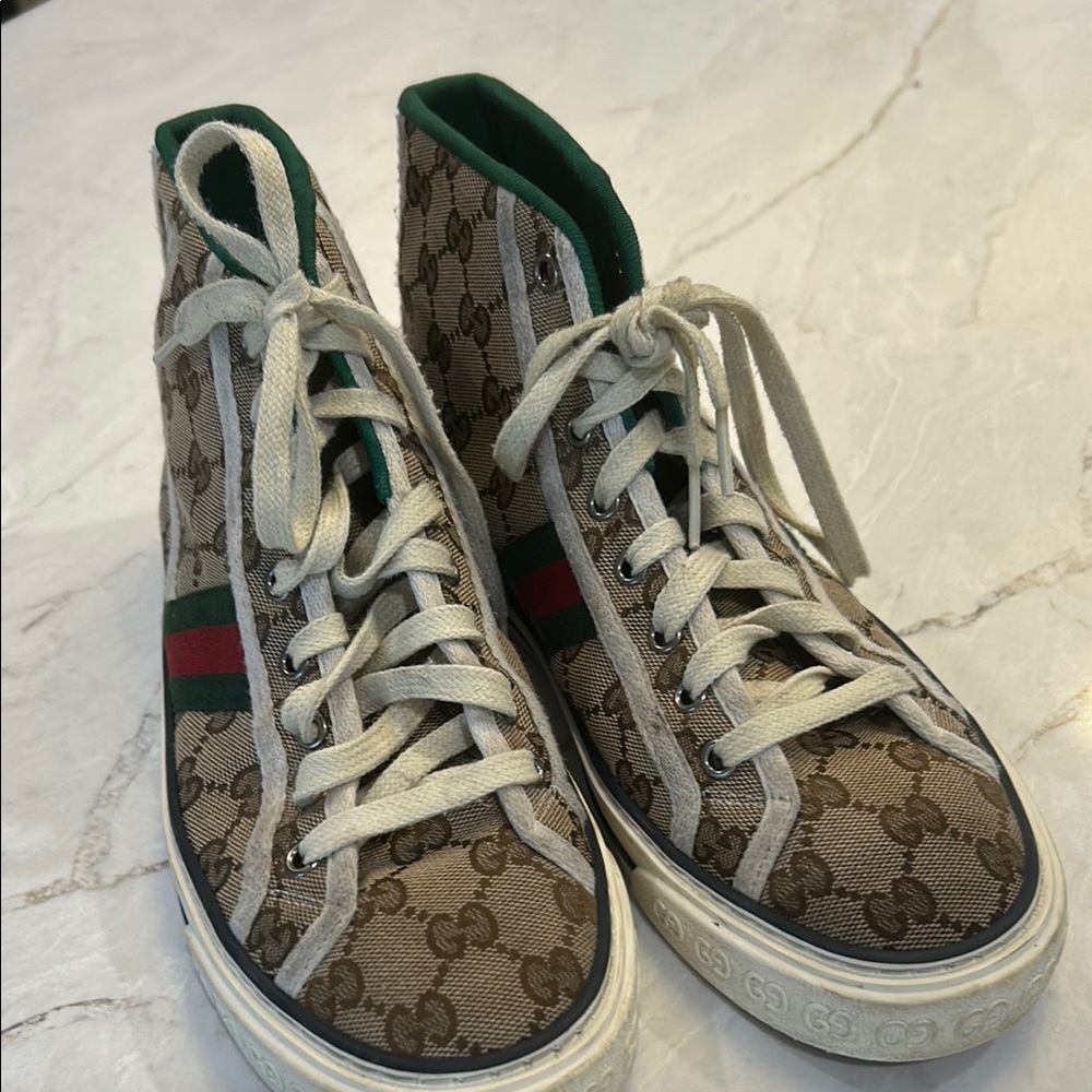 Gucci 1977 tennis shoes with Green Red Accents